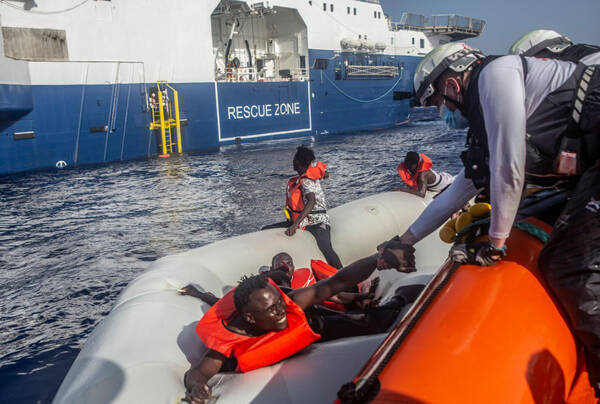 ++ Migranti: Msf, 22 dispersi in naufragio gommone ++