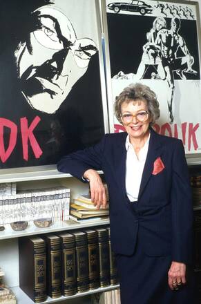 Luciana Giussani davanti a un poster di Diabolik