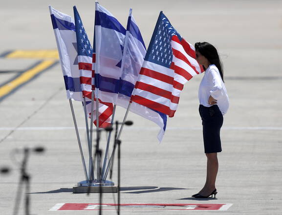 Bandiere Usa e israeliane all'aeroporto Ben Gurion di Tel Aviv per l'arrivo del presidente Joe Biden