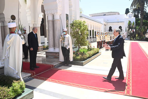 Draghi ricevuto da Tebboune al palazzo presidenziale ad Algeri