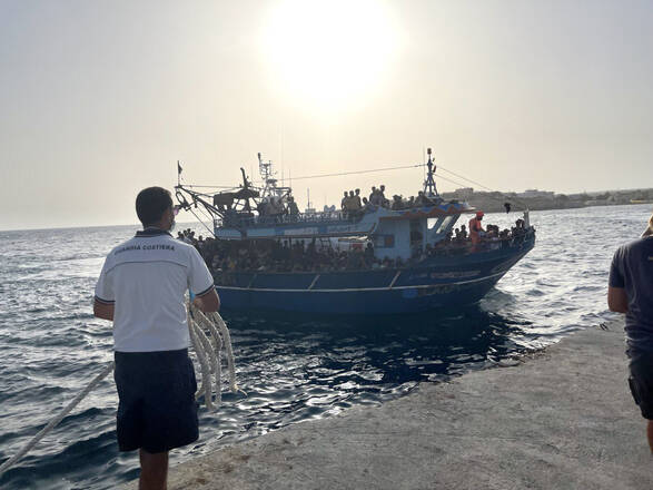 Migranti: maxisbarco a Lampedusa, arrivate oltre 300 persone