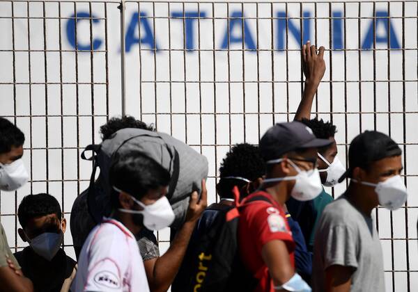 Migranti: trasferimenti in corso,hotspot Lampedusa si svuota