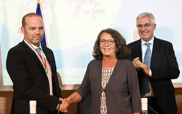 Il ricercatore israeliano Assaf Distelfeld (s) con la vice ministra degli Esteri Marina Sereni durante la cerimonia di premiazione alla Farnesina