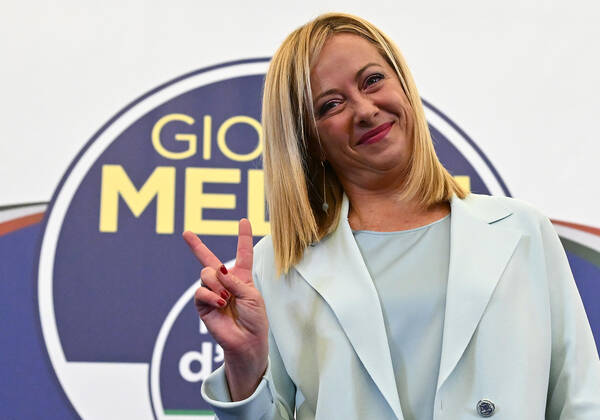 La leader di Fratelli d'Italia Giorgia Meloni esulta dopo la vittoria alle elezioni di domenica