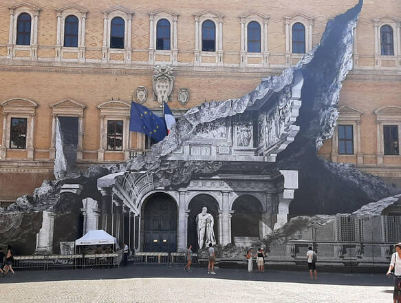 La facciata di Palazzo Farnese a Roma con l'opera dell'artista francese JR