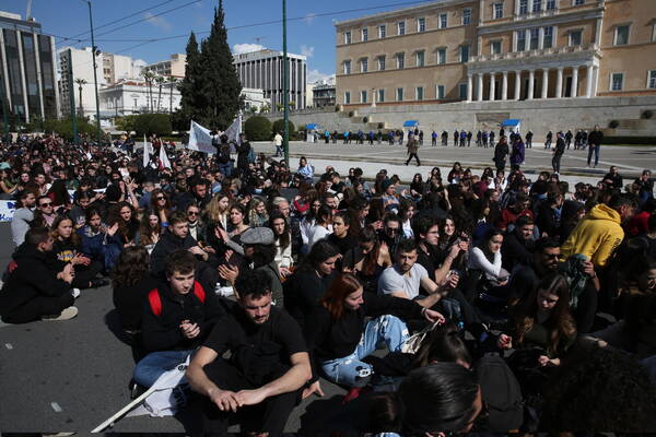 Studenti protestano ad Atene dopo il disastro ferroviario di Larissa