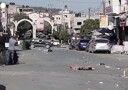 Cisgiordania, palestinesi lanciano pietre contro un bulldozer israeliano