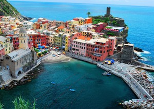 Vernazza, spettacolare borgo in provincia di La Spezia, tra la roccia e il mare del parco delle Cinque Terre 