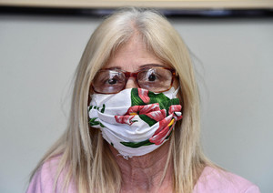 Coronavirus: confeziona mascherine con scampoli di stoffa e le regala anche tramite Facebook
