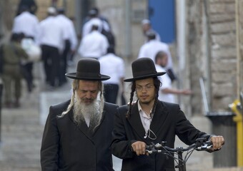 Ebrei ultra ortodossi passeggiano a Gerusalemme est non lontano dalla Spianata delle Moschee