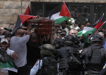 Violent intrusion of Israeli police in the funerary procession of the Al-Jazeera reporter Shireen Abu Akleh