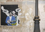 Regeni abbraccia Zaki in murales davanti ambasciata d'Egitto
