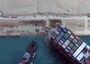 Nave cargo si arena nel Canale di Suez, disincagliata