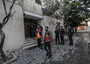 Gaza: funerali di massa per le 21 vittime del rogo in casa
