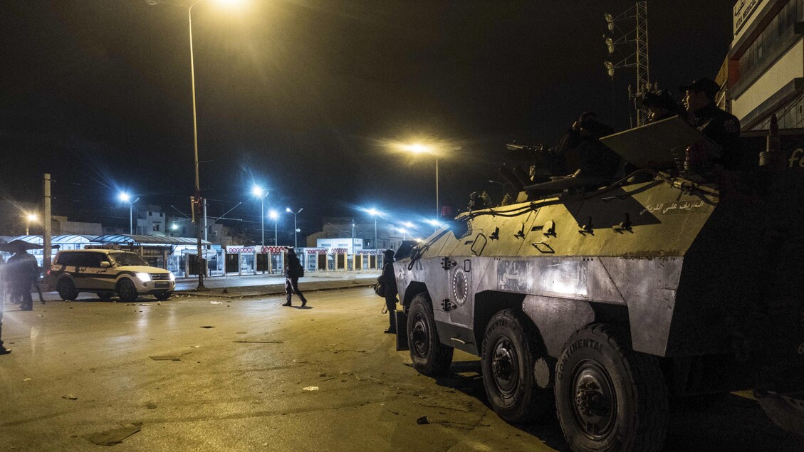Tunisia: terza notte di scontri e disordini in varie citt © ANSA/AP