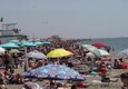 Assaggio d'estate, spiagge prese d'assalto a Ostia (ANSA)