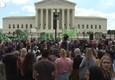 Usa, abolita la sentenza sul diritto all'aborto: manifestazioni davanti alla Corte Suprema © ANSA