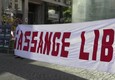 Milano, presidio sotto al consolato britannico per chiedere la liberazione di Assange (ANSA)