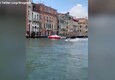 Venezia, sci d'acqua 'a motore' in Canal Grande: il video e' virale © ANSA
