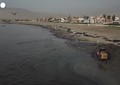 Peru', volontari ripuliscono le spiagge inquinate dal petrolio