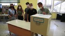 Elezioni, lo spoglio dei voti in una sezione di Napoli(ANSA)
