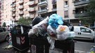 Roma, cassonetti dei rifiuti pieni al quartiere Pigneto (ANSA)