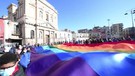Atti vandalici a Napoli: gli studenti scendono in piazza con la bandiera della pace(ANSA)