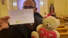Ucraina, bimba di Perugia dona un peluche e consegna una lettera per i 
