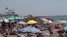 Assaggio d'estate, spiagge prese d'assalto a Ostia (ANSA)