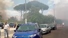 A fuoco sterpaglie vicino ad alcune case a Roma, fumo e disagi (ANSA)