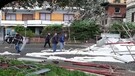 Tempesta di vento a Napoli, crollano un albero e un'impalcatura (ANSA)