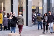 Torino, negozi aperti e assembramenti per le vie del centro