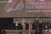 Incidente da Cenerentola per Helen Mirren a Bari, Checco Zalone in ginocchio la aiuta