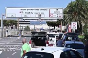 Sciopero taxi, a Genova oltre 300 auto in corteo