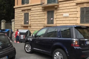 Amadeus lascia la sede Rai di Viale Mazzini in macchina