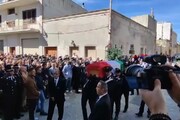 Carabinieri morti, la bara di Ferraro portata dalle forze dell'ordine