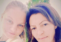 Gabriela Trandafir (D) con la figlia Renata in una foto tratta dal profilo facebook della madre. (ANSA)