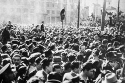 Folla radunatasi per vedere i corpi senza vita Benito Mussolini e Claretta Petacci esposti a piazzale Loreto a Milano, il 29 aprile 1945. Archivio ANSA