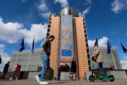 Per Bruxelles l'Italia resta vulnerabile per il debito e deficit alti e la crescita debole