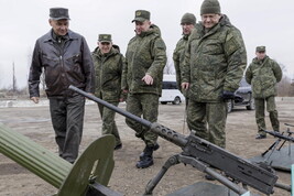 Il ministro della Difesa Shoigu con soldati di una unità russa