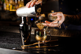 Un bartender prepara un cocktail foto iStock.