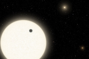 Rappresentazione artistica del pianeta con tre soli  KOI-5Ab, in transito sul disco di una delle sue stelle (fonte: Caltech/R. Hurt (Infrared Processing and Analysis Center, or IPAC) (ANSA)