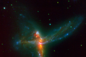 La galassia Campanellino, nata dalla collisione di due grandi galassie a spirale con una terza dalla forma irregolare (fonte: ESO) (ANSA)