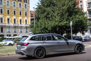 BMW Serie 320e, plug-in tra efficienza e piacere di guida (ANSA)