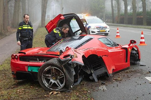 Ferrari Enzo: carbonio e leghe leggere non amano gli impatti con alberi (ANSA)