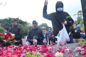 Scontri allo stadio in Indonesia, l'omaggio dei tifosi alle vittime (ANSA)