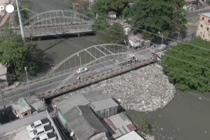 Brasile, le acque del Rio Negro colme di rifiuti (ANSA)