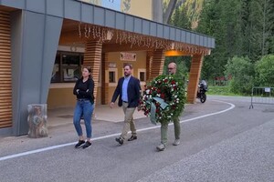 Marmolada, sindaco e giunta di Canazei depongono fiori per le vittime (ANSA)