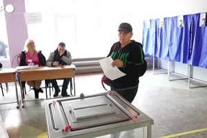 Ucraina, cittadini a un seggio di Mariupol nell'ultimo giorno di referendum (ANSA)