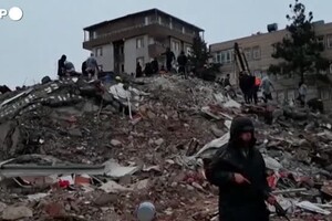 Terremoto in Turchia, la gente si prepara per la notte fredda dopo il sisma (ANSA)